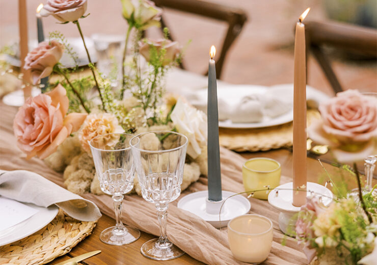 Party table decor in pink with flowers and candles